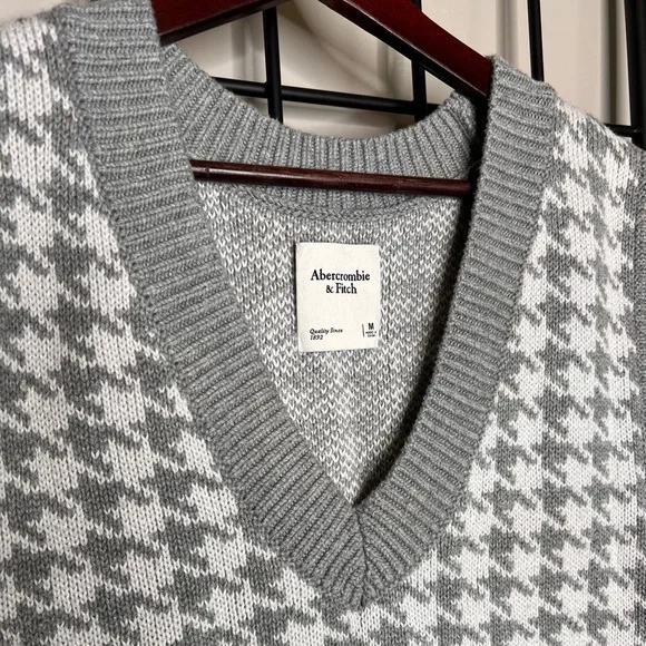 A&F Houndstooth V Neck Sweater Vest Sz M - Picture 3 of 6